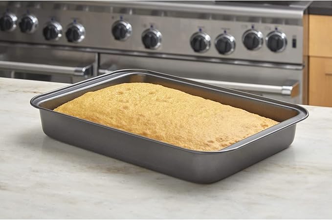 Nifty Solutions Cake Pan & Muffin Pan with Lid, 2 Piece Baking Pans Set - 9 x 13 Cake Pan & 12-Cup Muffin Pan, Non-Stick Pans, Kitchen Bakeware, Dishwasher Safe