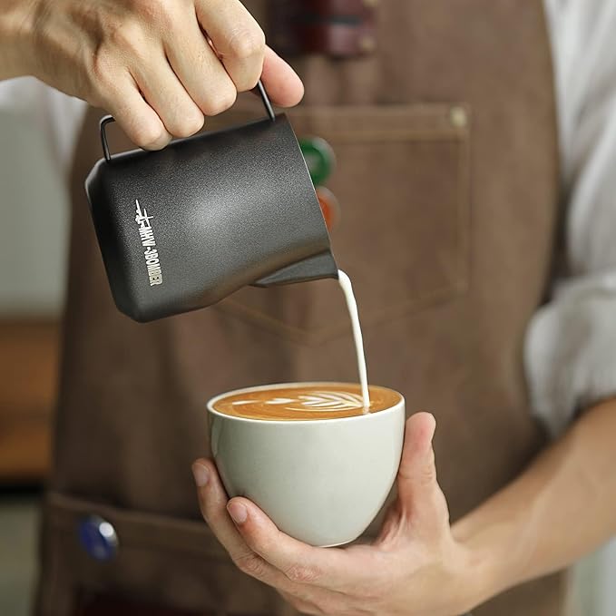 MHW-3BOMBER Milk Frothing Pitcher 450ml/15.2oz Milk Frother Cup Espresso Steaming Pitcher Stainless Steel Milk Frother Cup Barista Latte Art Round Spout Milk Jug P6005MB