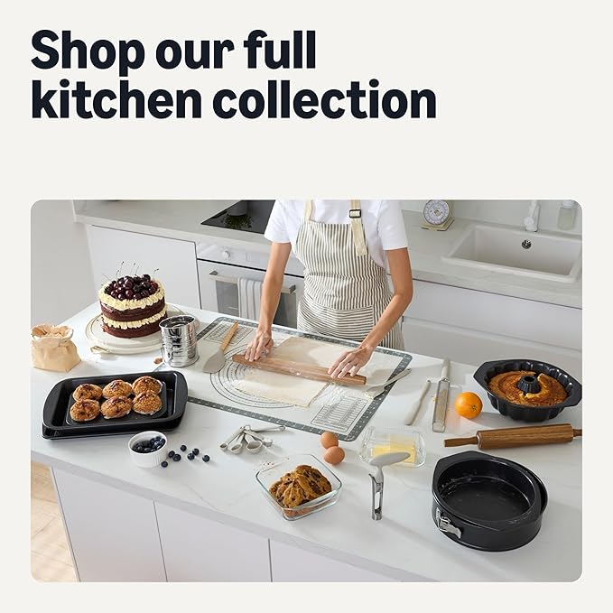 Amazon Basics Cake Carrier with Handle and Locking Lid, Round, Fits 11.8 in. Cake, BPA-Free, Refrigerator and Dishwasher-Safe Cake Box, 13.8 x 13.8 x 8.0 in.